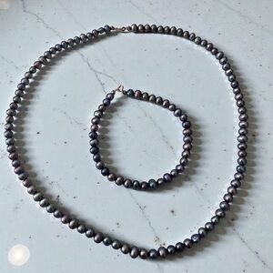 Unique and rare 5mm Tahatian Pearl set with 14k gold clasp marked 585